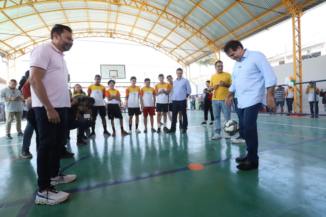 prefeito fazendo embaixadinha na quadra da escola